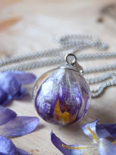 Velký náhrdelník s fialovým krokusem