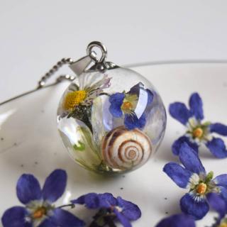 Zahradní náhrdelník s fialkou a sedmikráskou