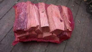 A - dřevo pytlované / měkké (Štípaná borovice a smrk, cca 13/15 kg)