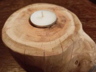 Dekorační svícen z třešňového dřeva nepravidelný tvar dle použitého dřeva (Přírodní dekorace s vůní třešňového dřeva)