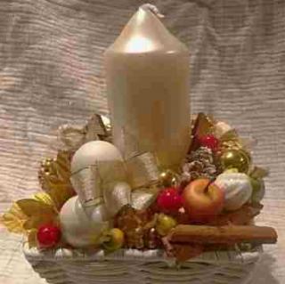 Vánoční svícen s bílou svíčkou (Průměr 20 - 25 cm)
