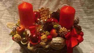 Vánoční svícen s červenou svíčkou (Průměr 20 - 25 cm)