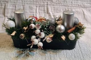 Vánoční svícen stříbrné svíčky (délka 25cm / výška 15cm)