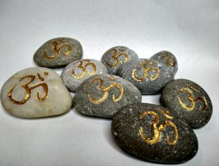Kámen pro štěstí se symbolem Óm 3-5 cm - ručně frézovaný a barvený (Kámen pro štěstí se symbolem Óm, 3-5 cm - ručně frézovaný a barvený)