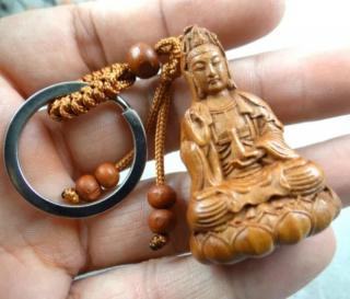 Soška Buddhy, klíčenka, dřevěná (Přívěsek na klíče Buddha)
