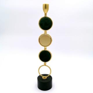 Kovový zlatý svícen s dekorem zelených semišových kruhů