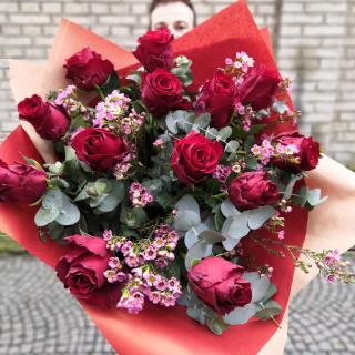 Láskyplná kytice z růží s přízdobou, doručení Beroun a okolí