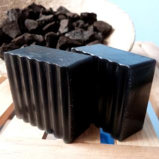 Detoxikační uhelné mýdlo s olejem babassu (Mýdlo s babassu olejem a aktivním uhlím)