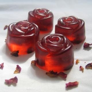 Růžička s mandlovým olejem a plátky růží