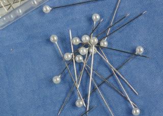 Špendlík - bílá perla malá 40 mm - 1ks (Špendlík s perleťovou hlavičkou - délka: 40 mm)