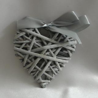 Srdce závěsné 12cm - šedé DOPRODEJ (Dekorativní proutěné srdce - velikost 12 cm)