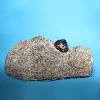 Almandin (granát) z Číny 109x56mm Velikost krystalu: 17x16mm