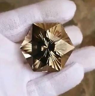 Citrín z Vysočiny 37x37mm  Váha: 229ct /VIDEO/