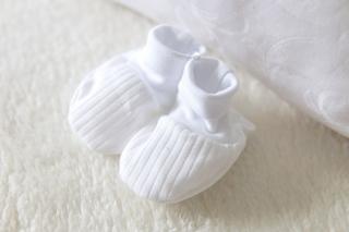 Bavlněné bílé kojenecké capáčky, žebro v.56-80