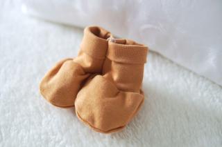 Bavlněné kojenecké capáčky skořicové v.56-80