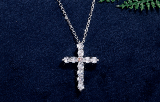 Dámský náhrdelník Křížek