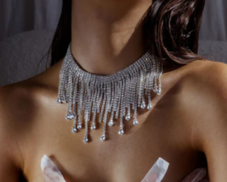 Dámský střapcový choker náhrdelník s krystaly - postříbřený