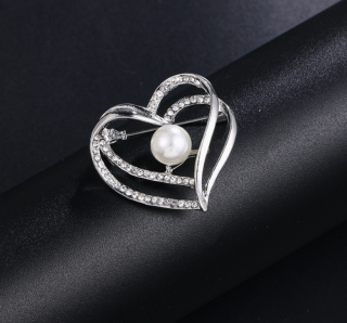 Elegantní brož Srdce s perlou Druh barvy: Stříbrná
