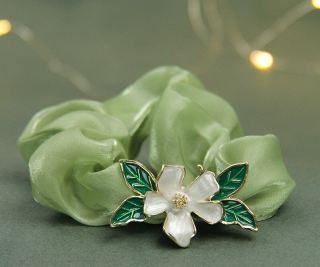 Elegantní gumička do vlasů s květem Druh barvy: Zelená