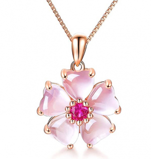 Jemný náhrdelník s přívěskem růžového Květu