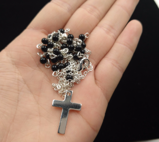 Korálkový náhrdelník s přívěskem Křížku - stříbrný/ černý