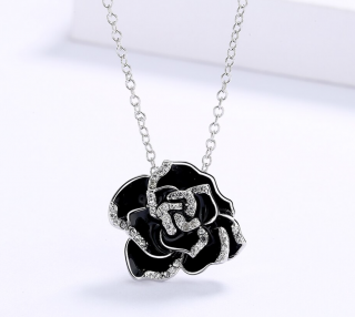 Postříbřený náhrdelník se smaltovaným přívěskem Černý květ