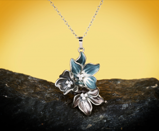Postříbřený náhrdelník se smaltovaným přívěskem Květy