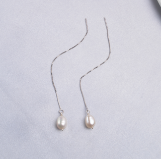 Řetízkové náušnice s přírodní sladkovodní perlou - Stříbro 925