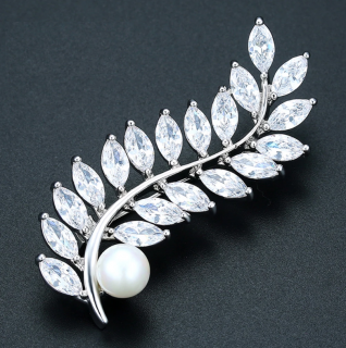 Třpytivá brož se zirkony List s perlou