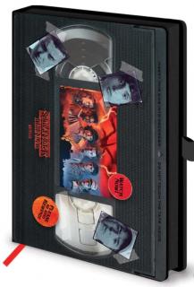 Poznámkový A5 blok Netflix|Stranger Things: Season 4 VHS (14,8 x 21 cm)