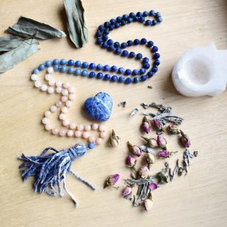Japa Mála náhrdelník VYROVNANÁ MYSL - lososový avanturín, modrý avanturín, sodalit, dumortierit, hedvábí