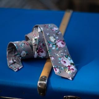 Béžovošedá pánská kravata s květinovým vzorem