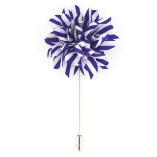 Bílá květinová ozdoba do klopy s modro fialovými pruhy