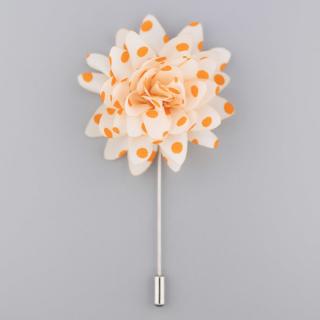 Bílá květinová ozdoba do klopy s oranžovými puntíky