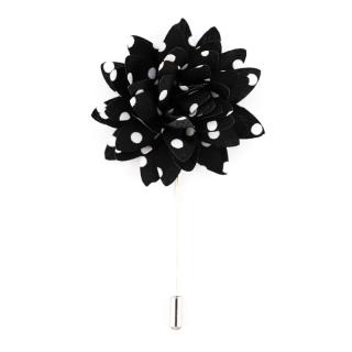 Černá květinová ozdoba do klopy s bílými puntíky