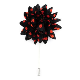 Černá květinová ozdoba do klopy s červenými puntíky