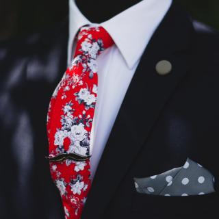 Červená pánská kravata s bílým květinovým vzorem