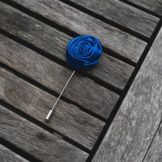 Enziánová modrá ozdoba do klopy růže