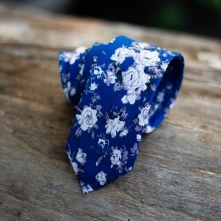 Enziánově modrá kravata s květinovým vzorem