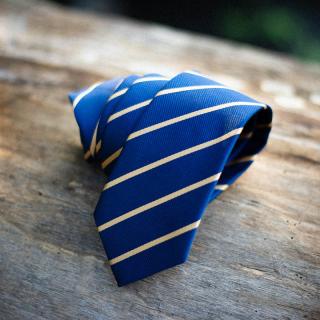 Enziánově modrá pánská kravata se zlatými pruhy