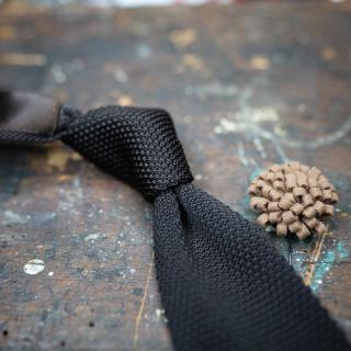 Hnědo černá pletená pánská kravata