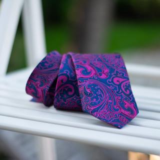 Kobaltově modrá kravata s fialovým paisley vzorem