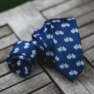 Kobaltově modrá pánská kravata bajker
