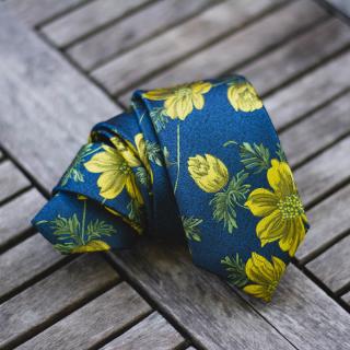 Kobaltově modrá pánská kravata s květinovým vzorem