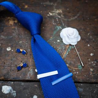 Královsky modrá pletená pánská kravata