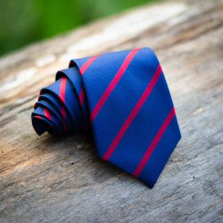 Modrá pánská kravata s červenými pruhy