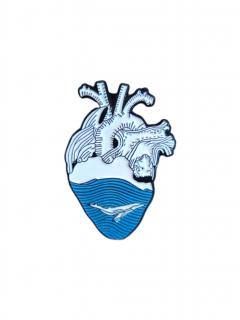 Modro bílý kreslený odznak s velrybou ve tvaru srdce