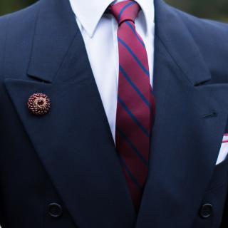 Pánská kravata v bordó s tmavě modrými proužky