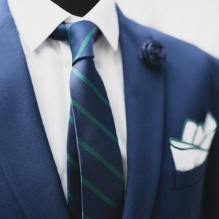 Pánská kravata v noční modré se zelenými proužky