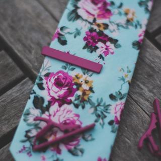 Pastelová pánská kravata s květinovým vzorem